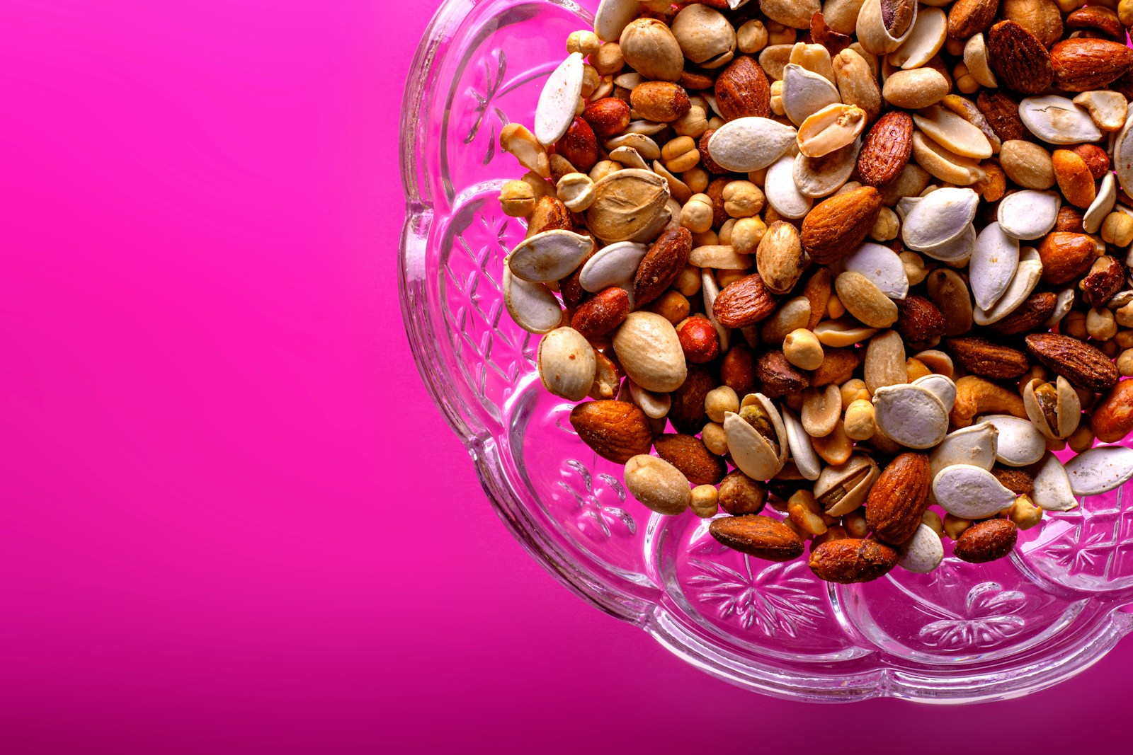 Makroelementy: klucz do zdrowia i ich rola w diecie brown almond nuts on clear glass bowl