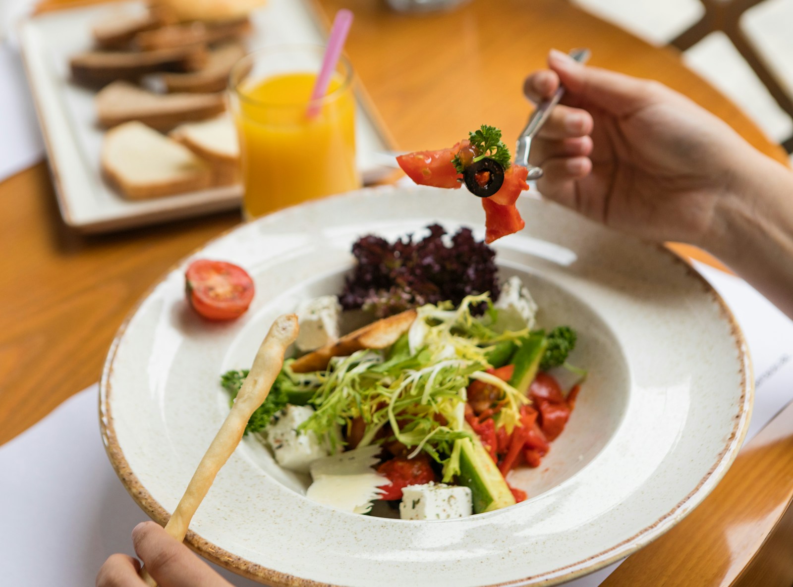 Dieta na zdrowe włosy: kluczowe składniki i przepisy vegetable salad on white ceramic plate