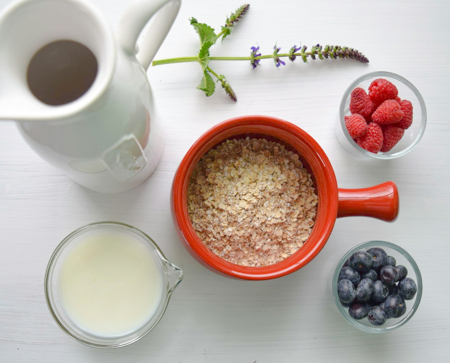 Czereśnie – dlaczego warto je jeść? Właściwości zdrowotne i odżywcze bowl of cereal near white pitcher