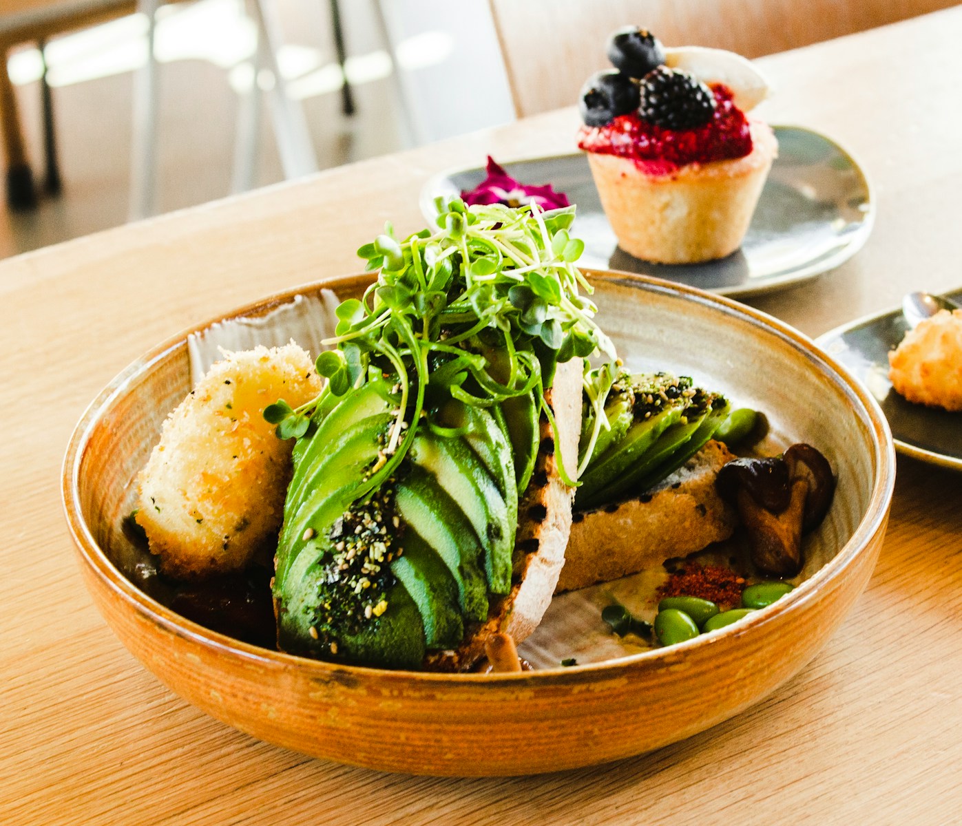 Jajka w kosmetykach – naturalna pielęgnacja skóry i włosów bowl of bread and vegetables