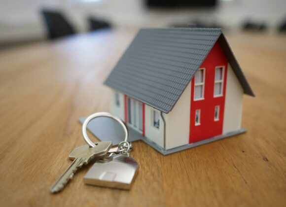 Jak skutecznie zarządzać wynajmem nieruchomości: poradnik dla właścicieli white and red wooden house miniature on brown table